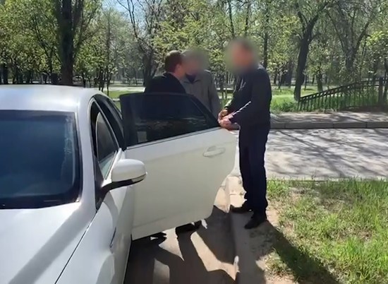 Появилось видео задержания экс-чиновника за взятку в Волгограде